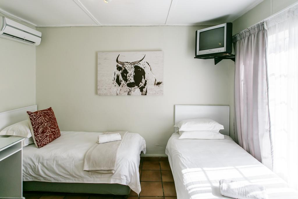 Wagon Wheel Country Lodge Beaufort Wes Buitenkant foto